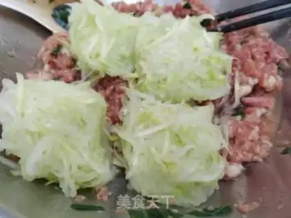 Make cucumber pork dumplings step 2