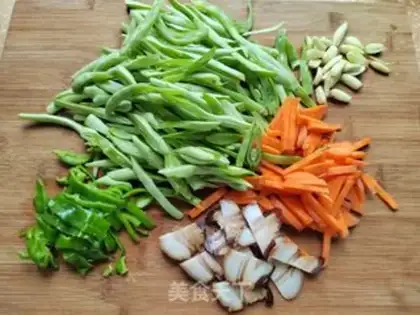 Make Four seasoned bean eggs, fried rice noodles step 1