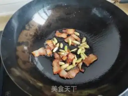 Make Four seasoned bean eggs, fried rice noodles step 5