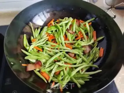 Make Four seasoned bean eggs, fried rice noodles step 6