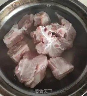 Make Dragon-bone salted chicken-bone toad soup step 0