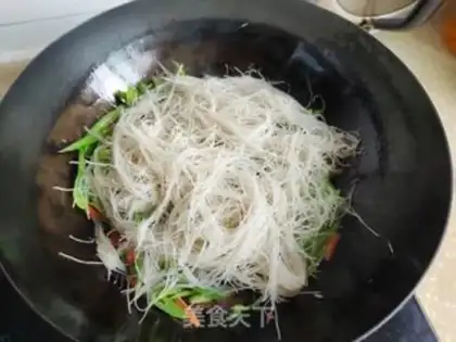 Make Four seasoned bean eggs, fried rice noodles step 7
