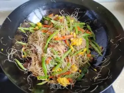 Make Four seasoned bean eggs, fried rice noodles step 8