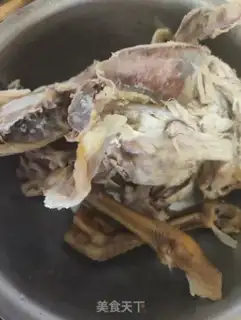 Make Dragon-bone salted chicken-bone toad soup step 1