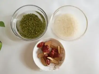 Make Porridge of green peas step 1