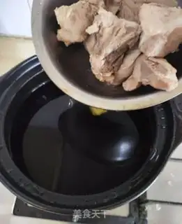 Make Dragon-bone salted chicken-bone toad soup step 3