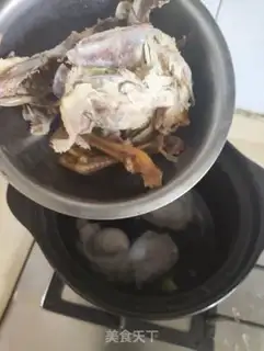 Make Dragon-bone salted chicken-bone toad soup step 4