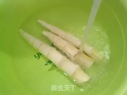 Make The pickle whips boil the round sour chicken step 1