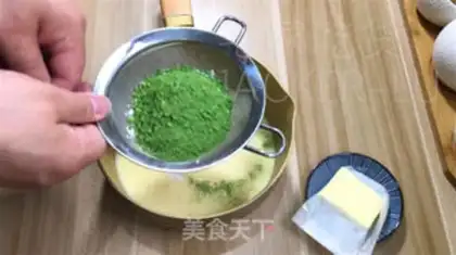 Make Tea and milk, yellow and ice step 1