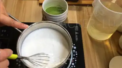 Make Pour coconut juice cake step 1