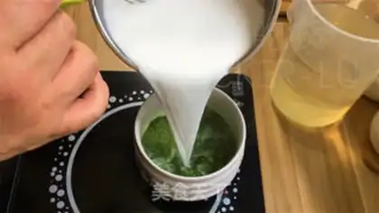 Make Pour coconut juice cake step 2