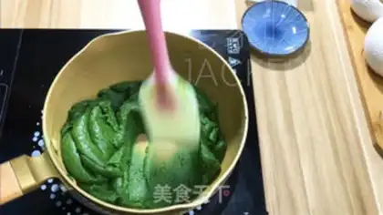Make Tea and milk, yellow and ice step 5