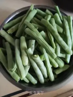 Make Four seasons of bean sauce and dragon bones step 1
