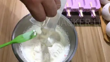 Make Cream cream, easy to do, cold heart, cool summer。 step 2