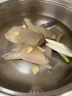 Make Double-coloured vegetable pigfish step 1