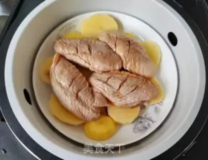 Make Potato steamed chicken wings step 5