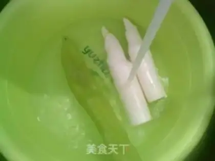 Make The green peppers are white, the round-shell chickens step 1