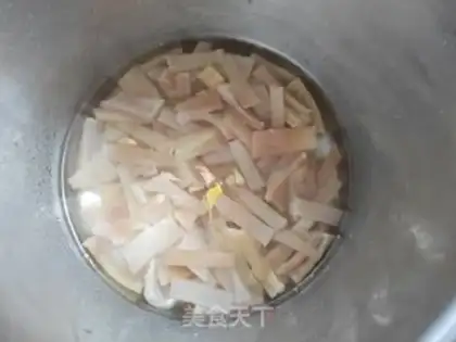 Make Four seasons of bean-skinned pork step 3