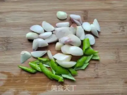 Make Four seasons of bean-skinned pork step 7