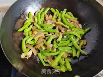 Make Four seasons of bean-skinned pork step 10