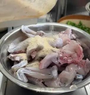Make Dry-cooked frog step 1