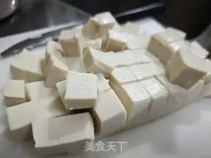 Make Tomato egg tofu soup step 1