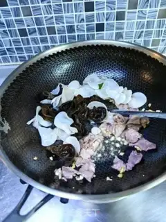 Make Black-and-white-eared meat step 3