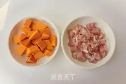 Make Pumpkin steamed chicken leg meat step 1