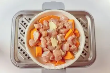 Make Pumpkin steamed chicken leg meat step 4