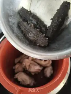 Make Chicken-bone pig-bone stew, sea cucumber step 4