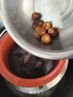 Make Chicken-bone pig-bone stew, sea cucumber step 5