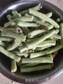 Make Scrawny bean horn soup step 1