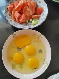 Make Tomato fried eggs step 2