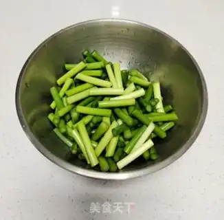 Make Eggs and garlic step 1