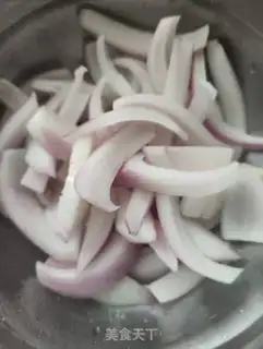 Make Onion fried sausage step 1