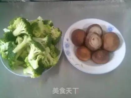 Make Fry mushrooms and broccoli step 0