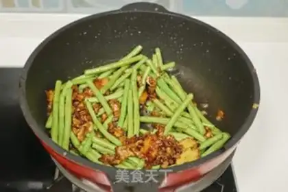 Make Long bean horn noodles step 4