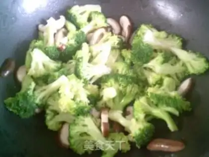 Make Fry mushrooms and broccoli step 8