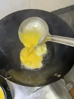 Make Tomato eggs and shrimp step 2