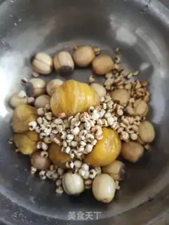 Make Chestnut rice steak soup step 1