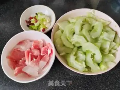 Make Old cucumber fried meat step 1