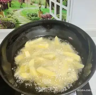 Make Fried potatoes and garlic step 2
