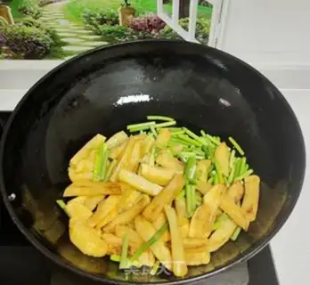 Make Fried potatoes and garlic step 7