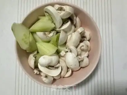 Make Fungus roller cucumber egg step 1