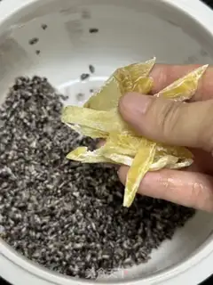 Make Black rice stewed fish glue step 2