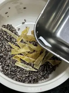 Make Black rice stewed fish glue step 3