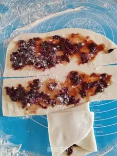 Make Rose sauce, red sugar waffles step 4