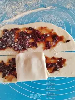 Make Rose sauce, red sugar waffles step 5