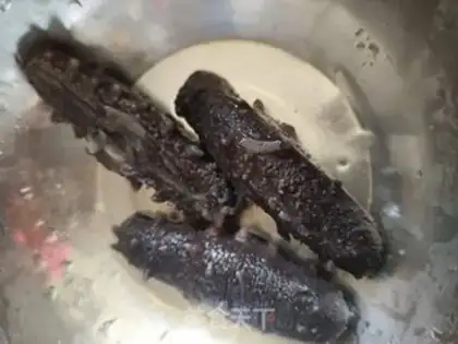 Make Chicken-bone pig-bone stew, sea cucumber step 1