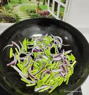 Make Garlic fried onions step 1